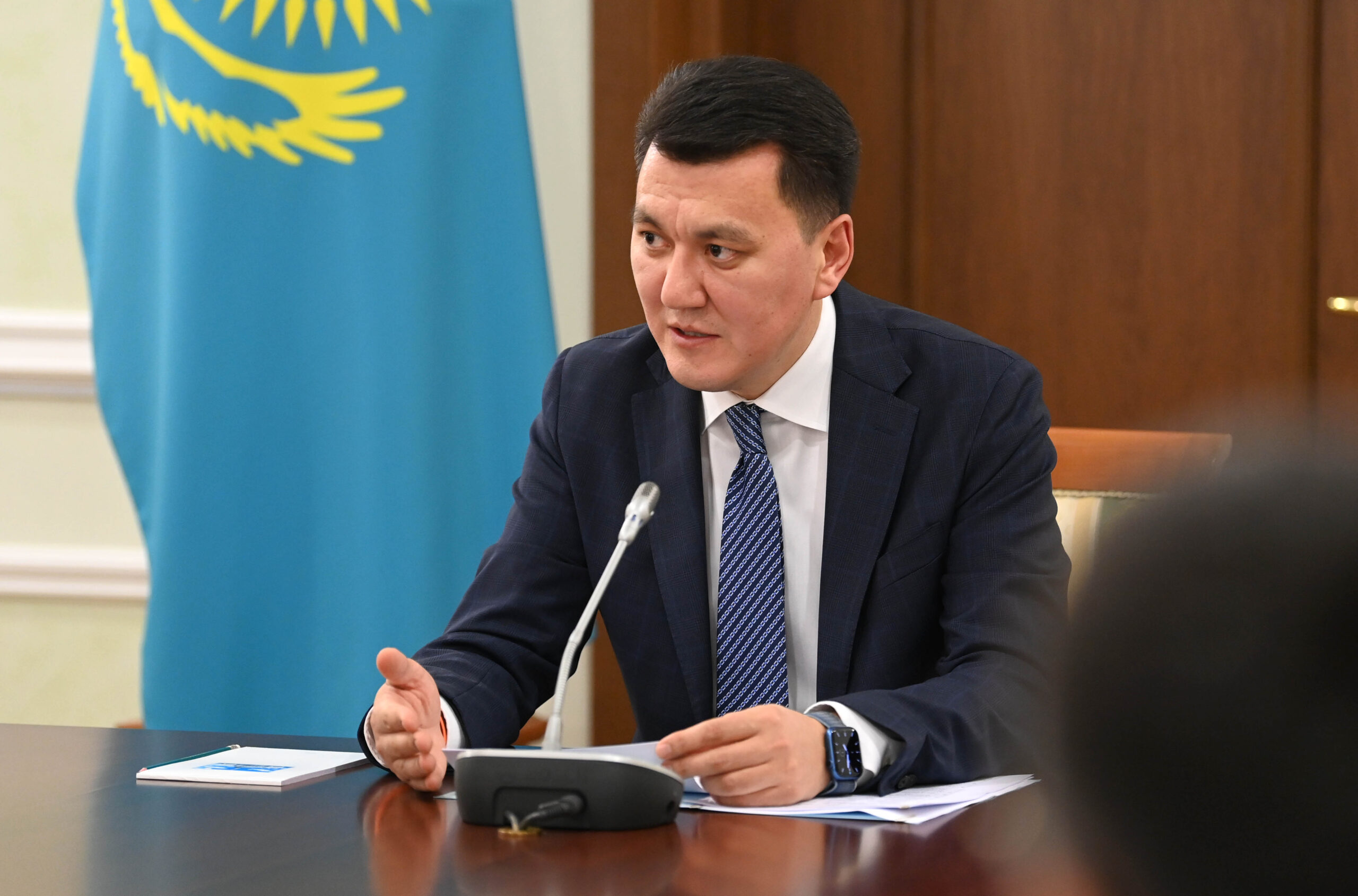 Методолог с рабочими материалами и схемой процесса без текста, спокойная деловая атмосфера