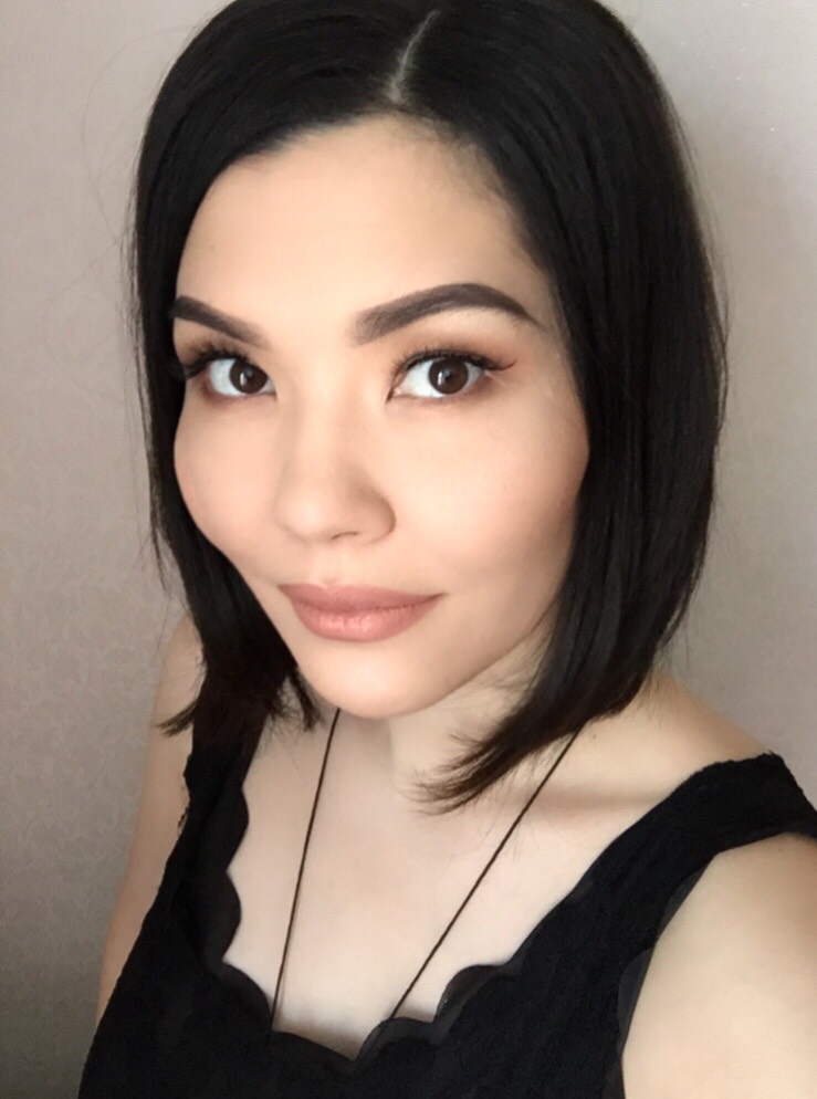 Специалист по структурированию информации в современном офисе, ноутбук и заметки